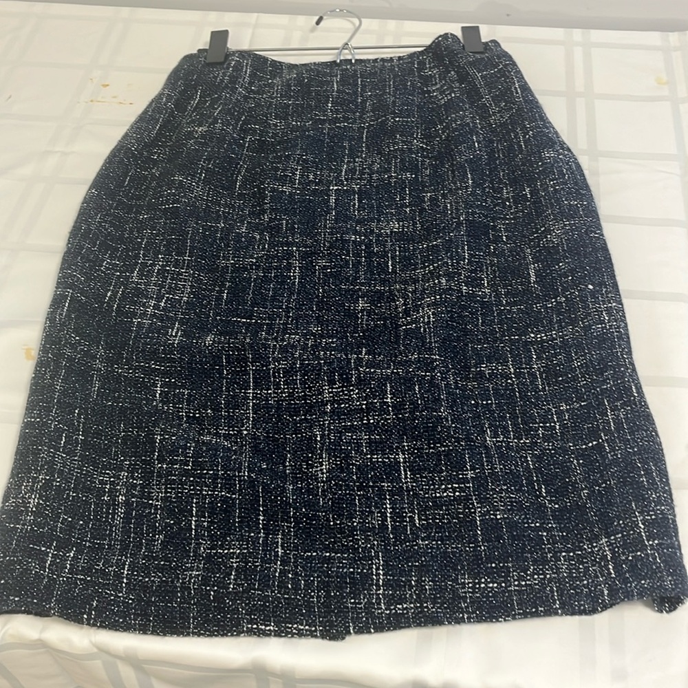 Teri Jon straight skirt. size 10 Nwot
Dry clean only.
Linen, cotton blend